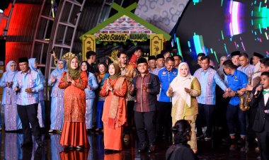 Penampilan Anak-Anak Tim Kesenian Kota Padangsidimpuan Sukses Memukau Penonton Saat Pertunjukan Kesenian PRSU Ke - 50 Di Panggung Keong.