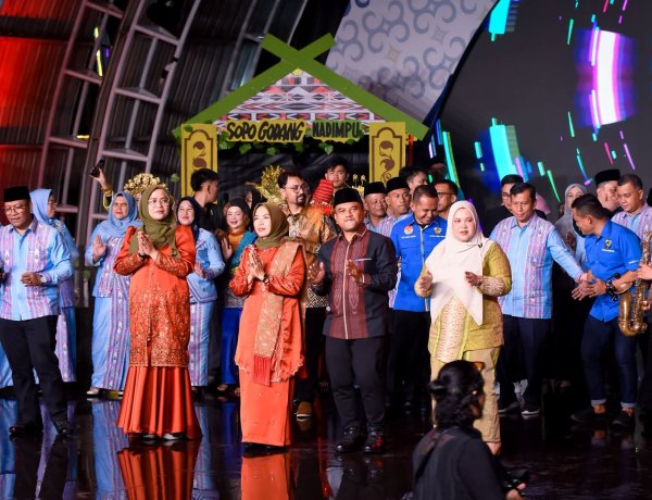 Penampilan Anak-Anak Tim Kesenian Kota Padangsidimpuan Sukses Memukau Penonton Saat Pertunjukan Kesenian PRSU Ke - 50 Di Panggung Keong.