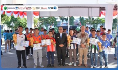 Pemko Padangsidimpuan Serahkan Piala Wali Kota Soeratin U-13 dan U-15, Dorong Talenta Muda Berprestasi