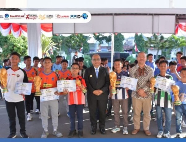 Pemko Padangsidimpuan Serahkan Piala Wali Kota Soeratin U-13 dan U-15, Dorong Talenta Muda Berprestasi