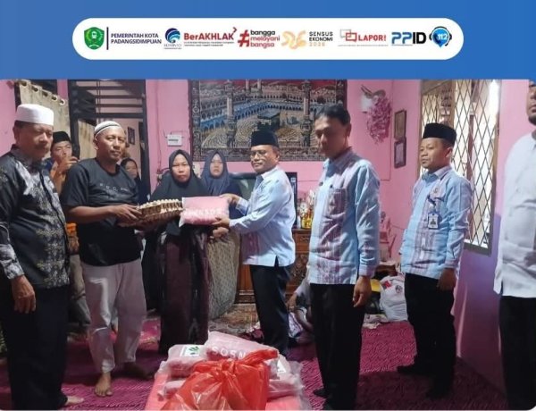 WALI KOTA PADANGSIDIMPUAN SERAHKAN SANTUNAN KEPADA KELUARGA KORBAN KEBAKARAN DI TANO BATO