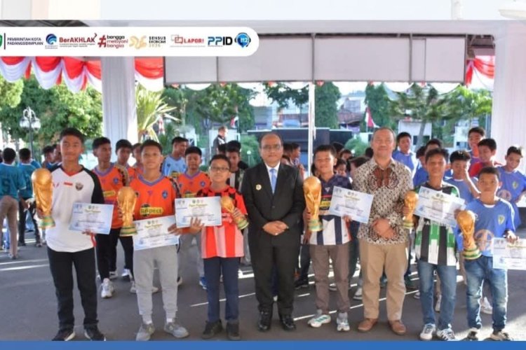 Pemko Padangsidimpuan Serahkan Piala Wali Kota Soeratin U-13 dan U-15, Dorong Talenta Muda Berprestasi