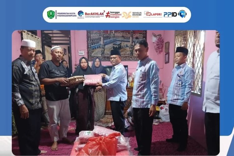 WALI KOTA PADANGSIDIMPUAN SERAHKAN SANTUNAN KEPADA KELUARGA KORBAN KEBAKARAN DI TANO BATO