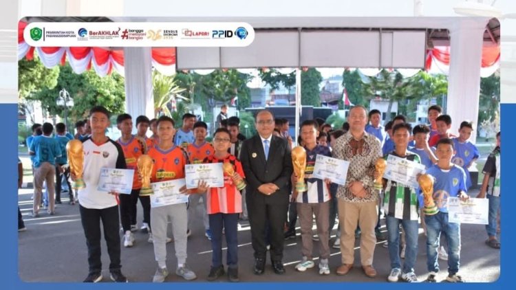 Pemko Padangsidimpuan Serahkan Piala Wali Kota Soeratin U-13 dan U-15, Dorong Talenta Muda Berprestasi