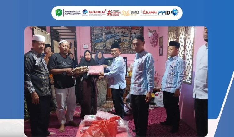 WALI KOTA PADANGSIDIMPUAN SERAHKAN SANTUNAN KEPADA KELUARGA KORBAN KEBAKARAN DI TANO BATO